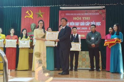 Cô giáo Dương Thu Hương trường tiểu học Nguyễn Trãi trong Hội thi Giáo viên giỏi cấp thành phố